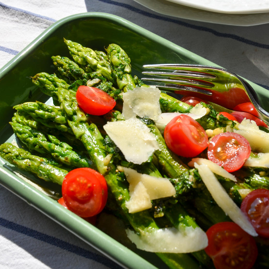 Gebratener grüner Spargel mit frischen Tomaten