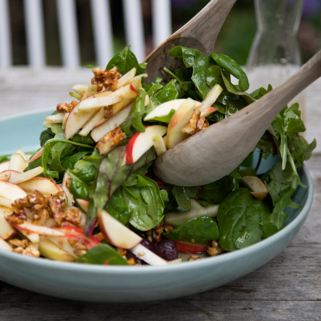 Salat mit Äpfeln und karamellisierten Walnüssen